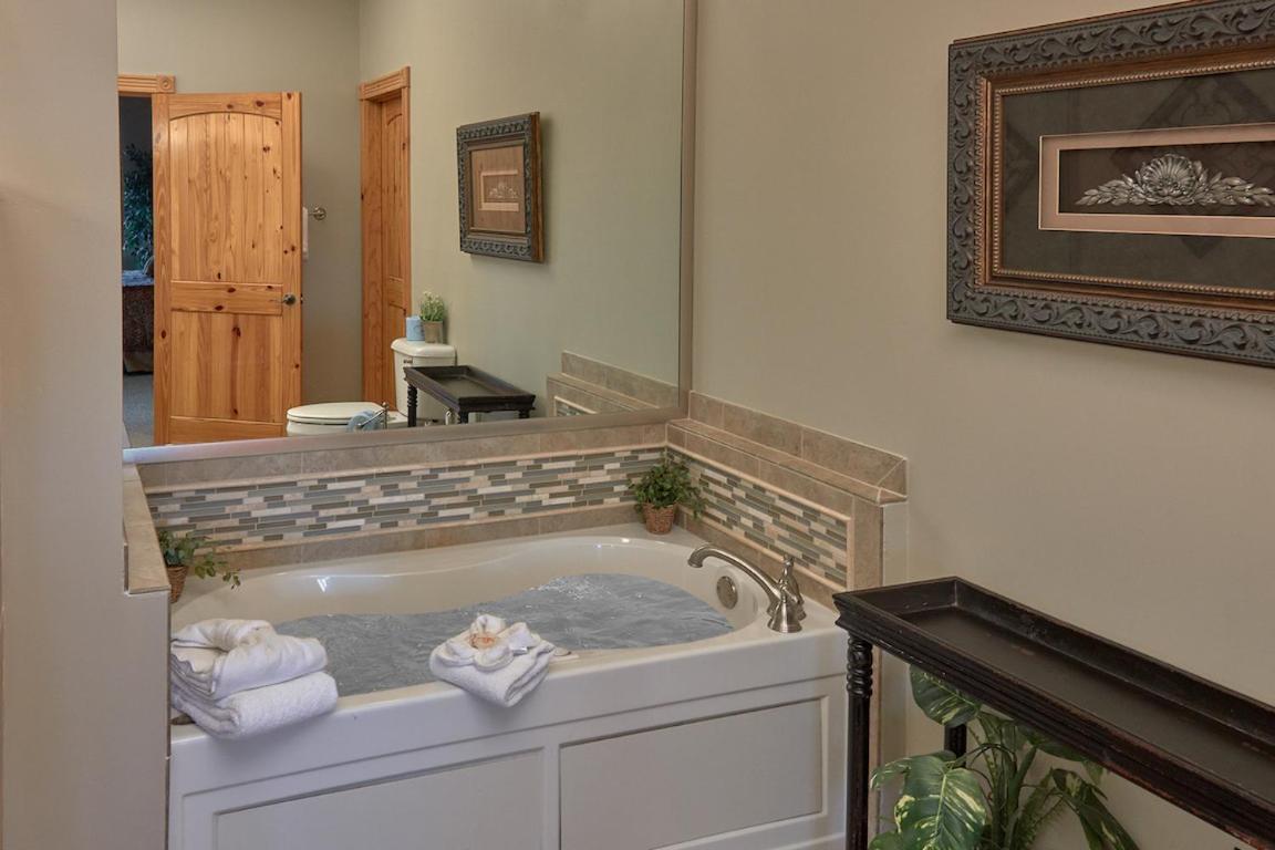 Journey'S End, 5 Bedrooms, Sleeps 12, Private Outdoor Pool, Theater, Sauna Sevierville Luaran gambar